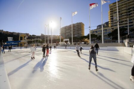 La pista di pattinaggio sul ghiaccio all'aperto di Monaco.