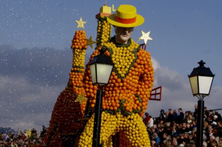 Photo Credits: Parade at The Lemon Festival © Flickr / arnaud grappy
