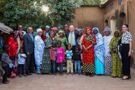 Laurent Anselmi, Conseiller de Gouvernement-Ministre des Relations Extérieures et de la Coopération en visite chez SOS Village d’enfants Mali ©Hamdia Traoéré