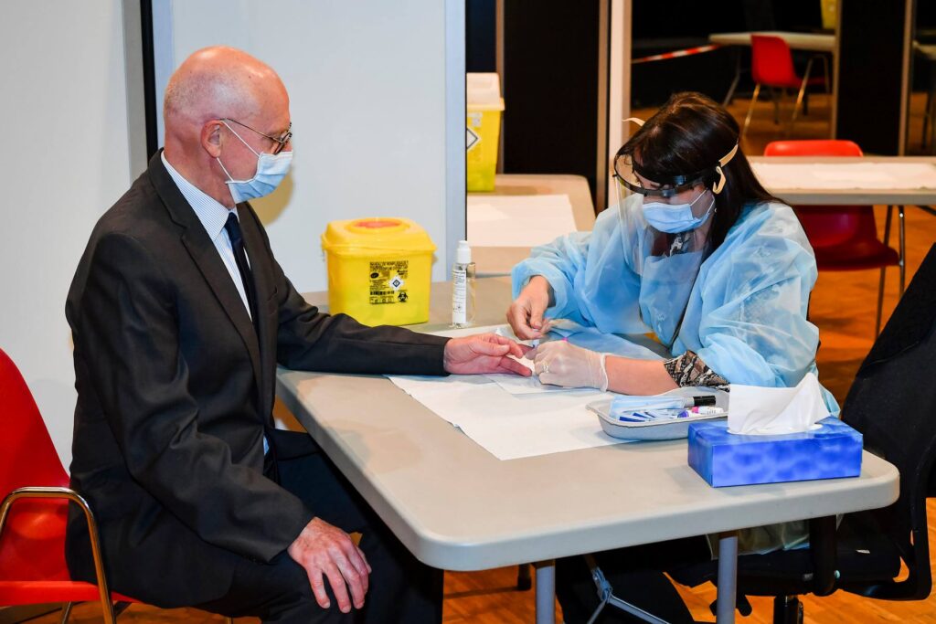 Visite Serge Telle, Ministre d’Etat, dans les deux centres de dépistage du Covid19