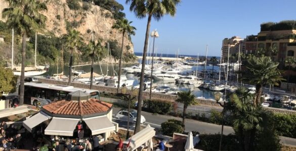 Terrasse du centre commercial de Fontvielle