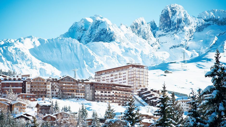150 days of winter on X: Louis Vuitton is closing in #courchevel