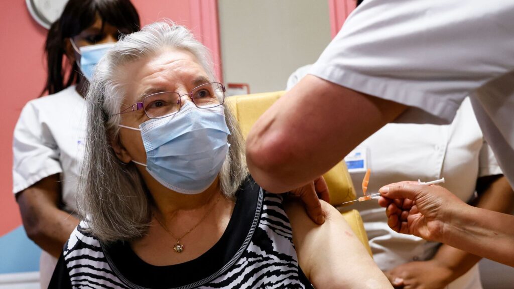 Mauricette, 78 ans, est la première Française à bénéficier du vaccin contre le Covid-19