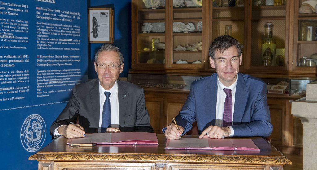 Signature d'une convention de partenariat entre Robert Calcagno, DG de l'Institut océanographique et Philippe Baptiste, PDG du CNES -  - Musée océanographique