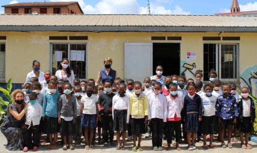 Visite-de-travail-d-Isabelle-Berro-Amadei-a-Madagascar.-Avec-les-enfants-beneficiaires-du-GRET-C-DR