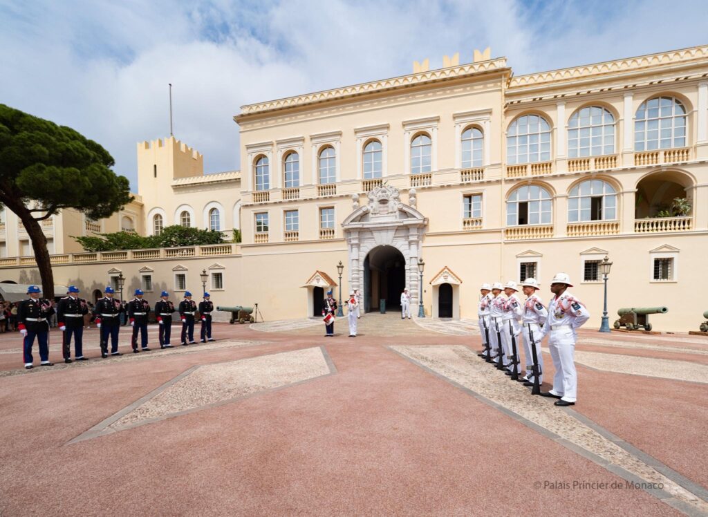 cambio-guardia-tenuta-estiva