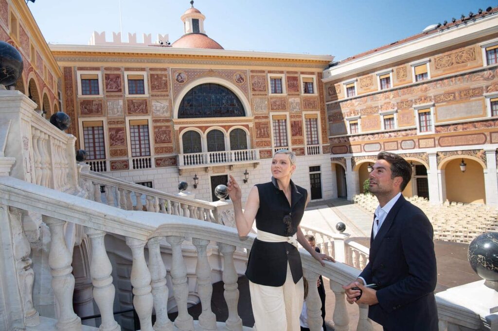 princesse-charlene-cour-d-honneur-palais-monaco