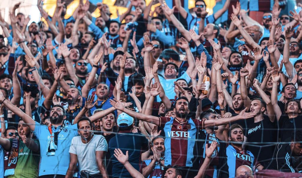 trabzonspor-supporters-min