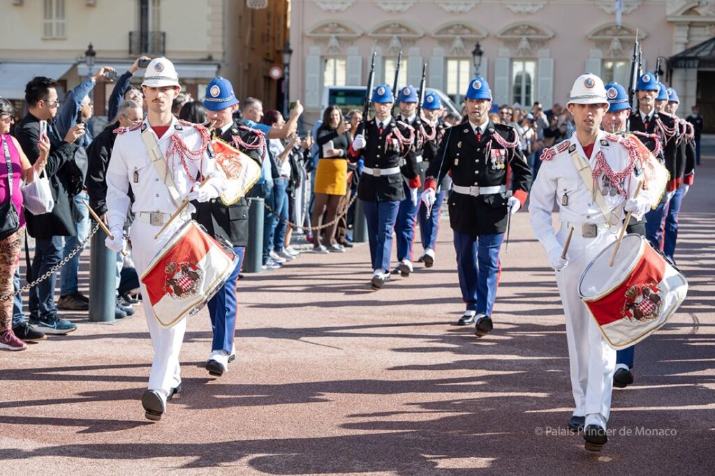 carabiniers-monaco-tenue-hiver-ete