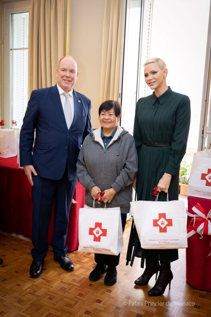 prince-albert-ii-princesse-charlene-distribution-colis