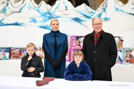 famille-princiere-distribution-cadeaux