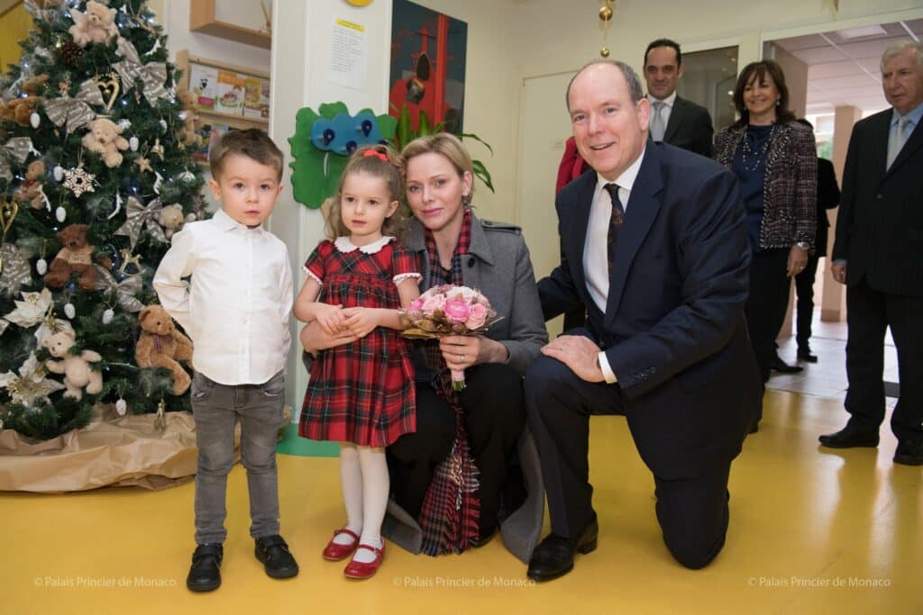 prince-albert-ii-princesse-Charlene-croix-rouge