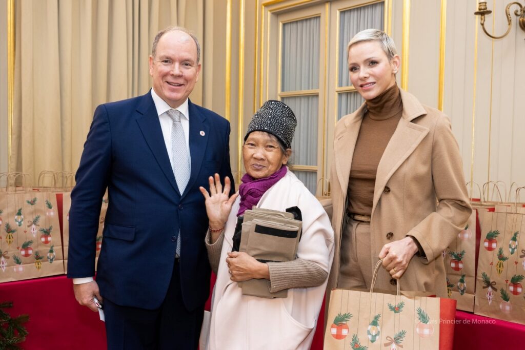 prince-albert-ii-princesse-charlene-distribution-colis