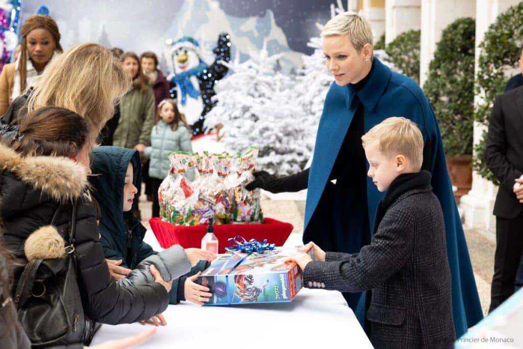 princesse-charlene-prince-hereditaire-jacques-ditribution-cadeaux