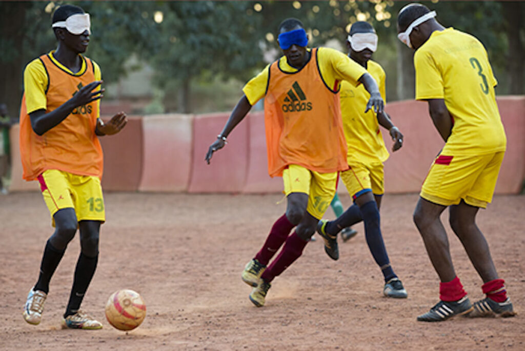 Установка-оборудования-для-футбольного-поля-для-слепых-игроков-бамако-children-future