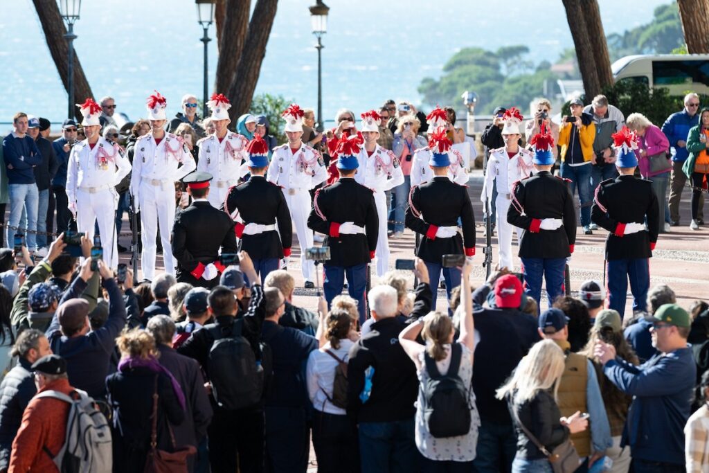 Prince's Carabinieri change into winter wardrobe