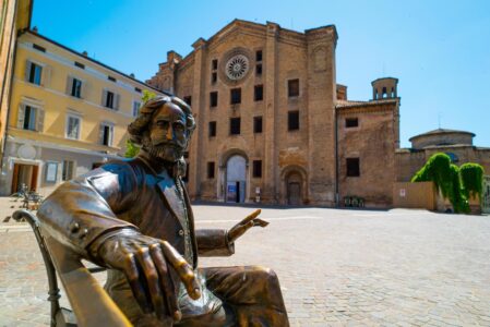 Statua di Giuseppe Verdi in Piazzale San Francesco con veduta alle spalle di San Francesco del prato