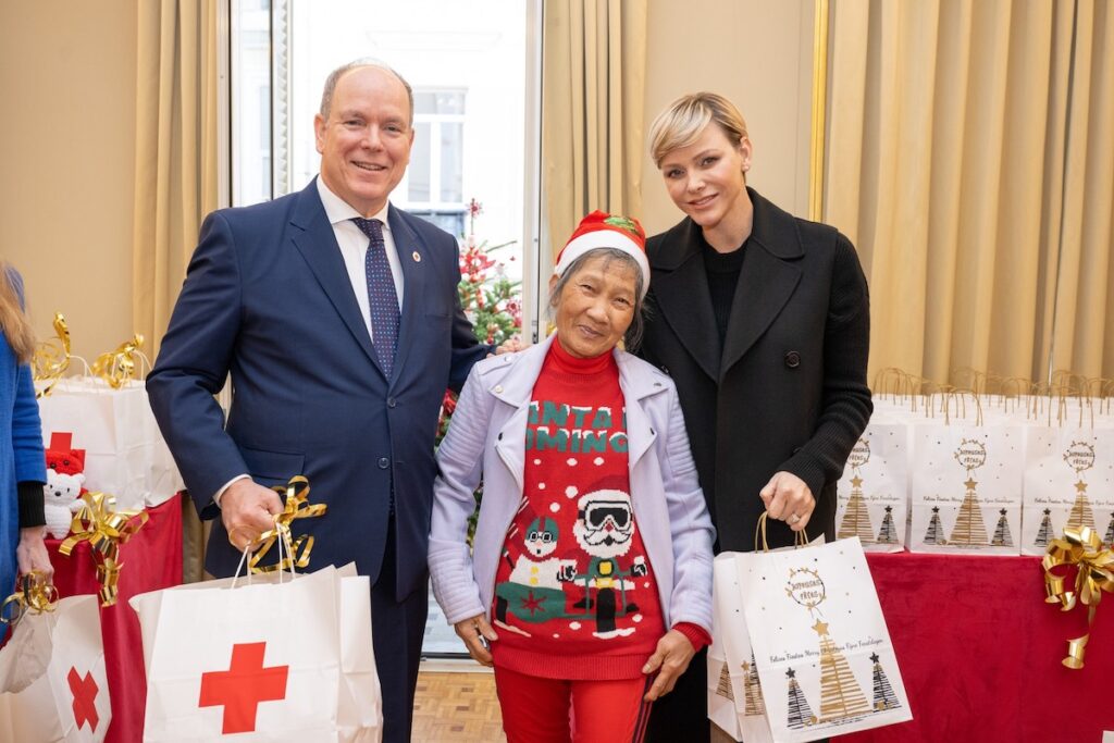 prince-albert-ii-princesse-charlene-noel-croix-rouge