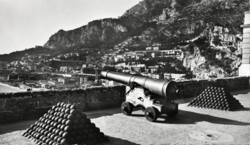 Monaco - Old cannons on the Place du Palais - Munier41.jpg