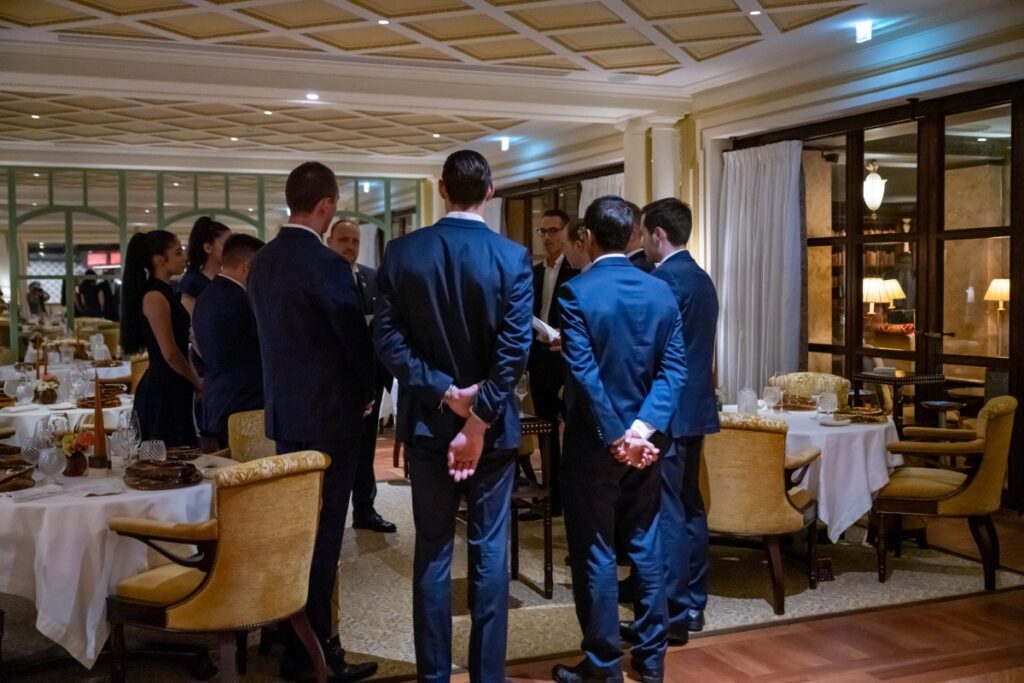 brigata-sala-ristorante-Les-Ambassadeurs-by-Christophe-Cussac