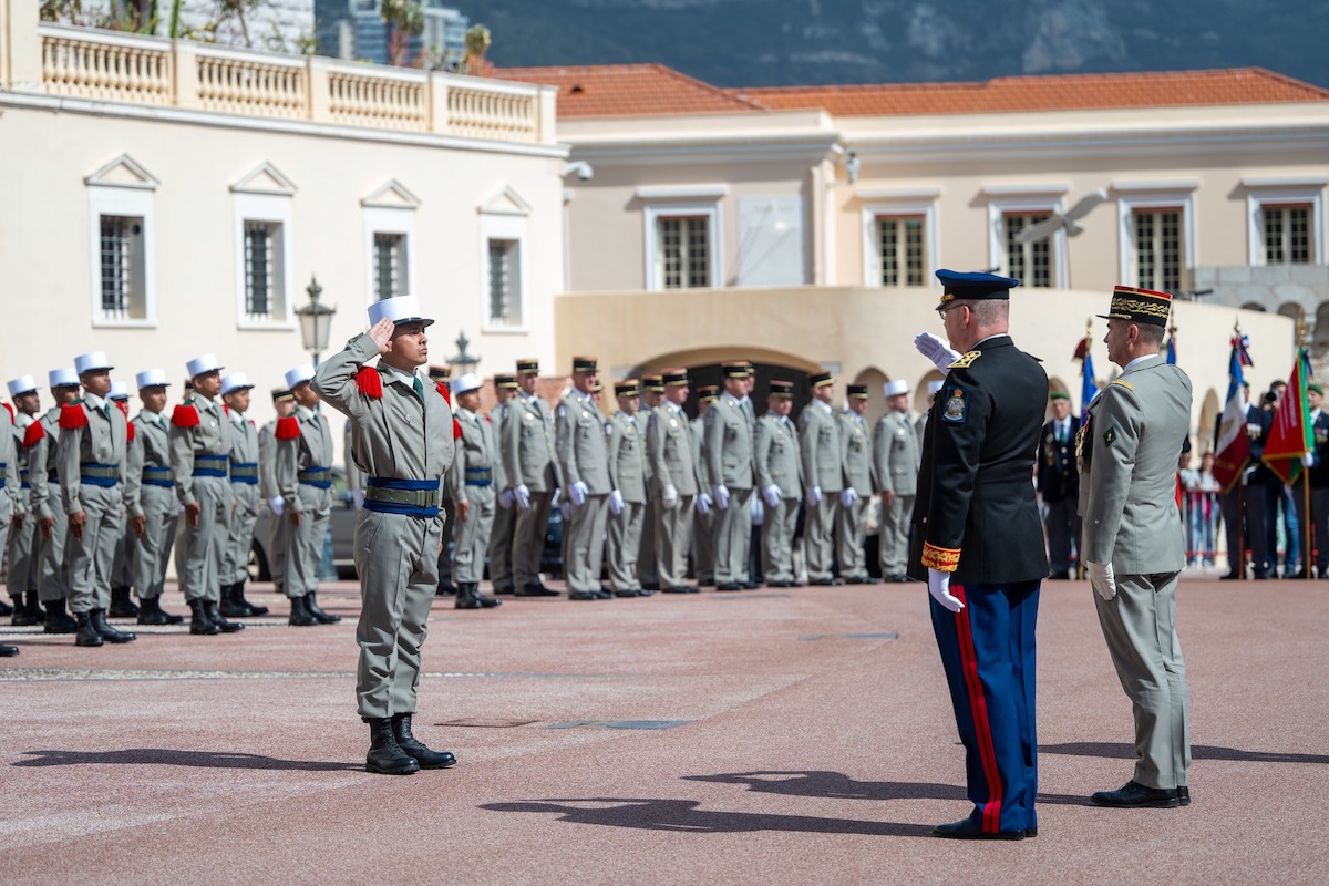 kepis-blancs-prince-albert-ceremonie-palais