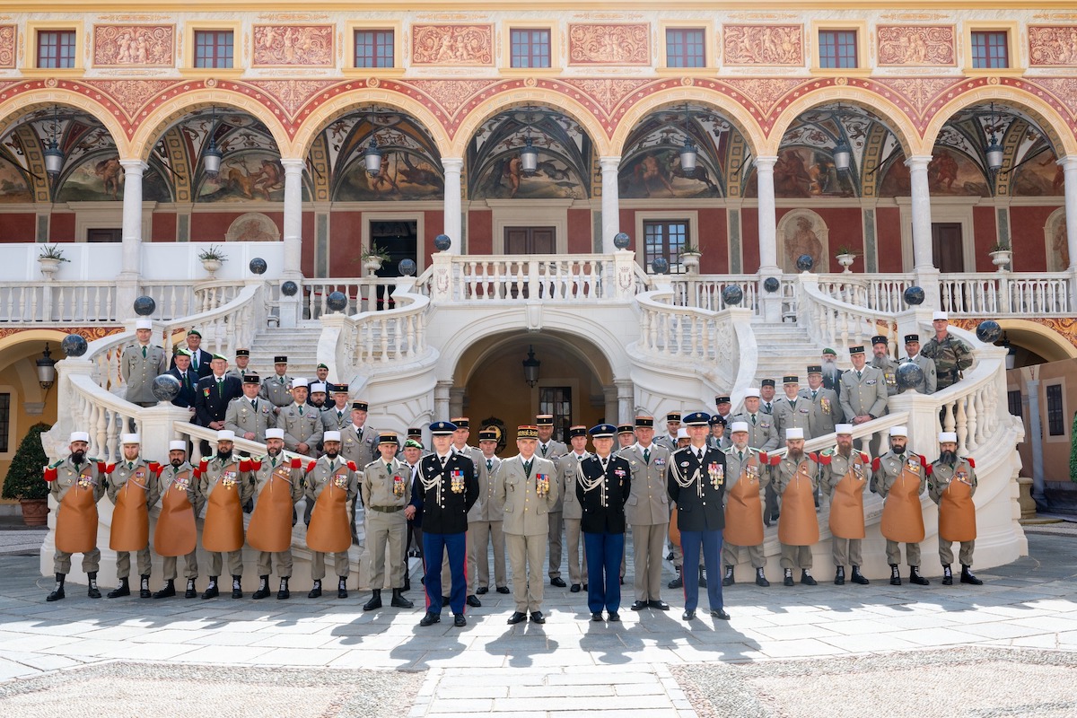 kepis-blancs-prince-ceremonie-palais