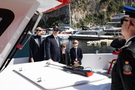 famille-princiere-bateau-prince-jacques-pompiers