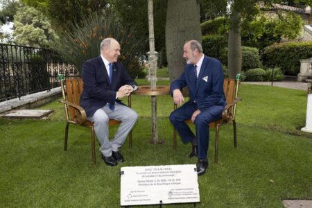 Prince Albert II and Michal Fleischmann seated on the Václav Havel Bench © Communication department - Manuel Vitali 