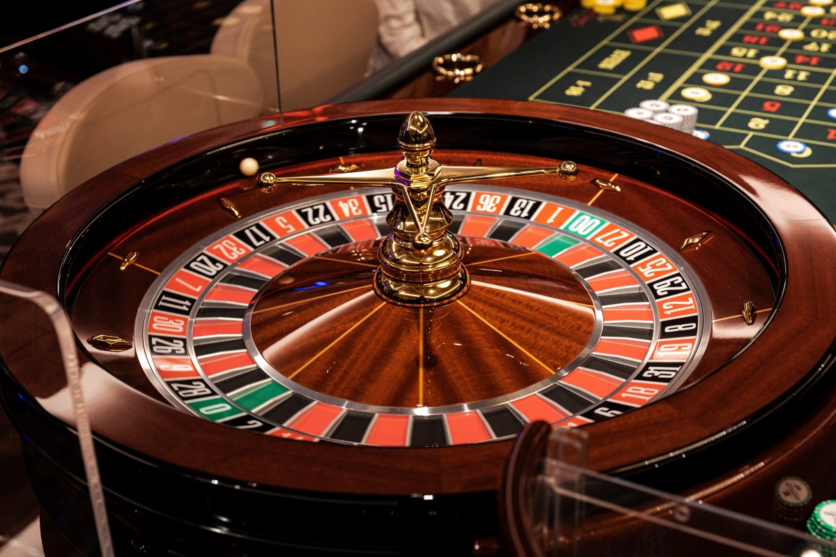Roulette, La Jeu de roulette de casino de 10 pouces comprenant une roulette en plastique, des jetons, des cartes à jouer et un tapis en feutre, for une soirée de jeu à Roulette, La Jeu de roulette de casino de 10 pouces comprenant une roulette en plastique, des jetons, des cartes à jouer et un tapis en feutre, for une soirée de jeu à