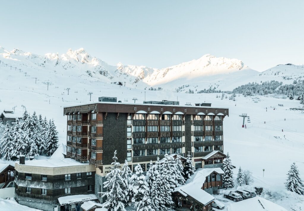 Au cœur de Courchevel 1850, l'Alpes Hôtel du Pralong offre confort, service personnalisé et atmosphère chaleureuse © Dokhan Luxury Hotels
