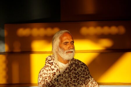 Ramchandra Das pendant une séance de méditation © Sri
