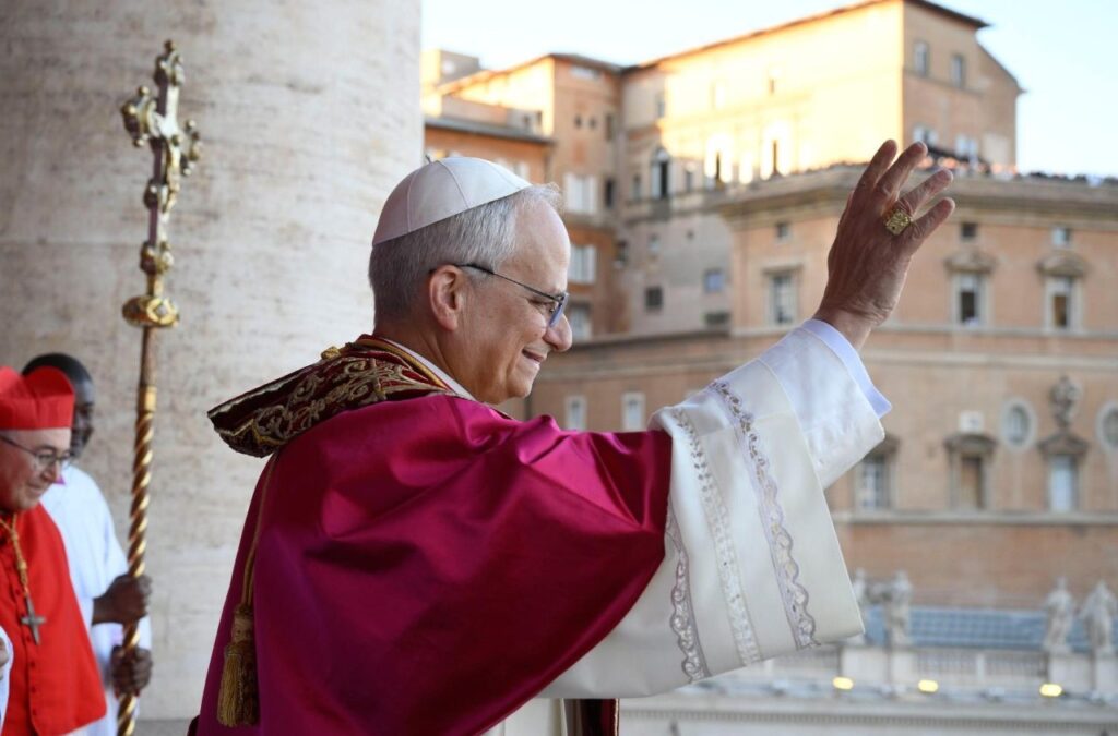Le pape Léon XIV est apparu au balcon de la basilique Saint-Pierre en fin de journée le 8 mai. ©Vatican Media