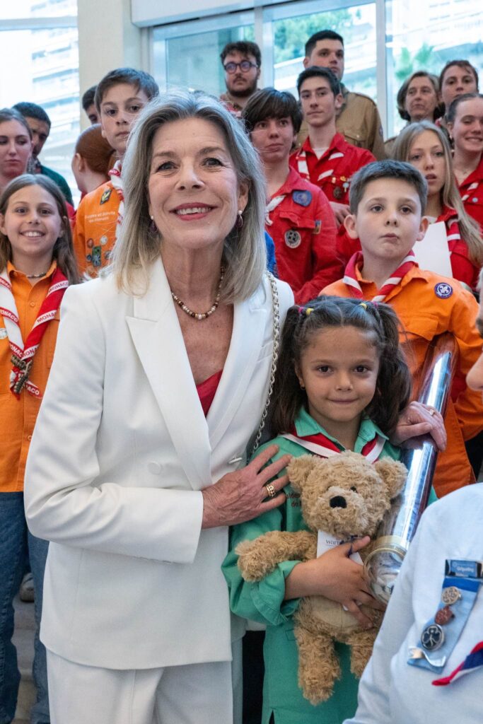 Princesse Caroline et les scouts de Monaco_11zon
