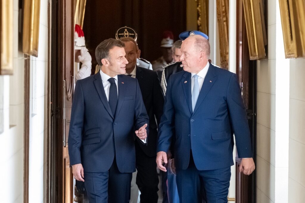 e macron et Le prince albert II copie