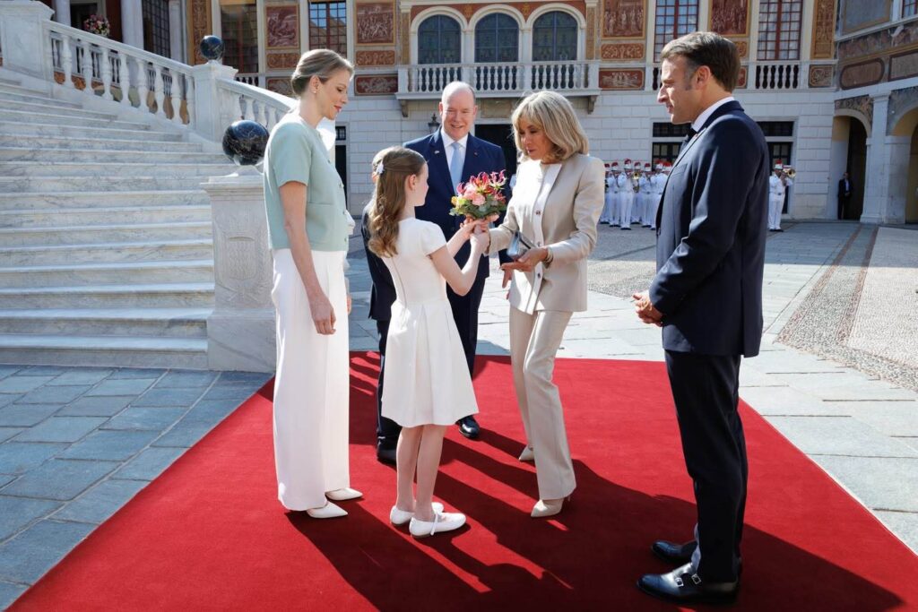 Princesse Gabriella donne un bouquet