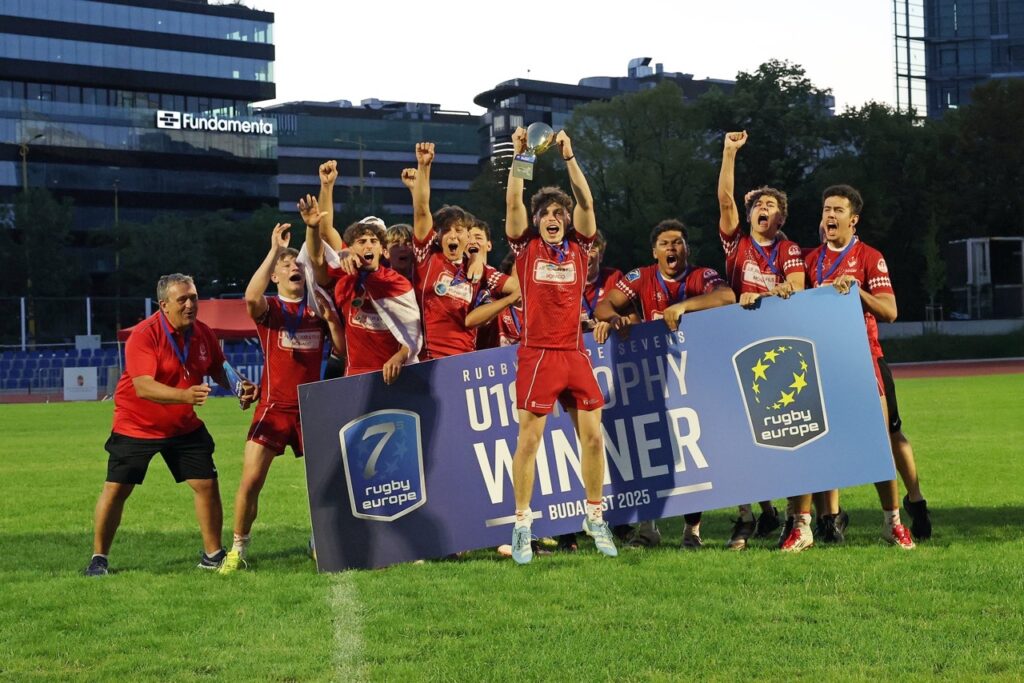 L'équipe U18 soulève la coupe du Trophy 2 du championnat d'Europe © Travis Prior