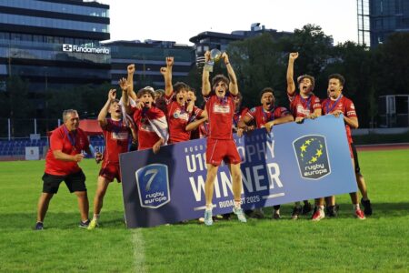 L'équipe U18 soulève la coupe du Trophy 2 du championnat d'Europe © Travis Prior