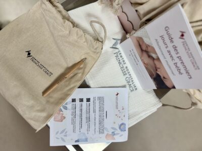 The kit includes an embroidered swaddle blanket, a pouch and a pencil for keeping a notebook © CHPG - Linkedin 