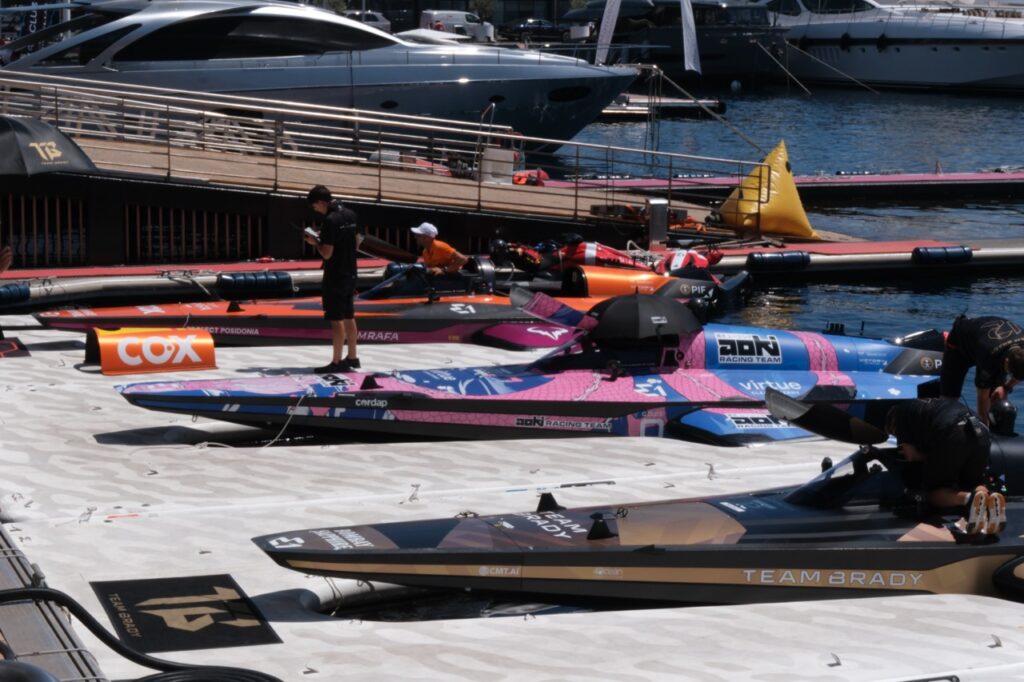 Les Race Birds sont mis à l'eau après plusieurs contrôles techniques dans les paddocks au bord du port, en bas du Yacht Club © Benjamin Godart - Monaco Tribune