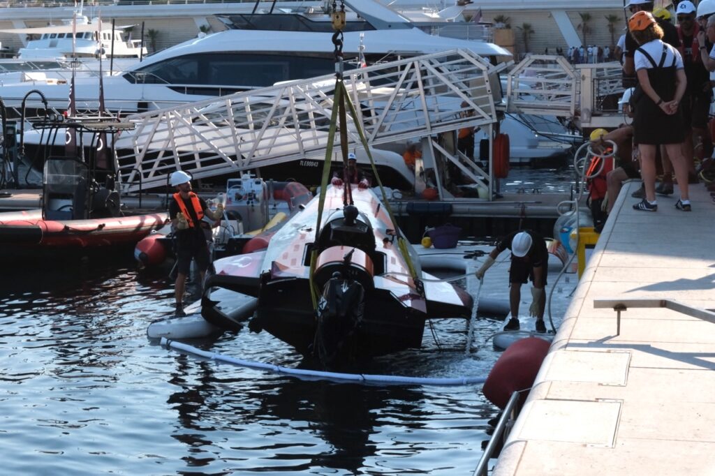 Le chassis du bateau de la Team Rafa a été lourdement endommagé © Benjamin Godart - Monaco Tribune