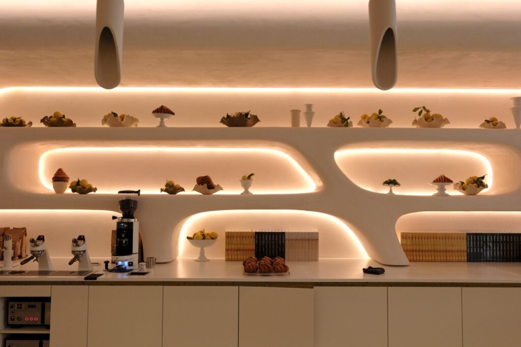 Le design minéral de la boutique est inspiré directement de l'environnement rocailleux de la Côte d'Azur et du Rocher de Monaco © Monaco Tribune - Benjamin Godart