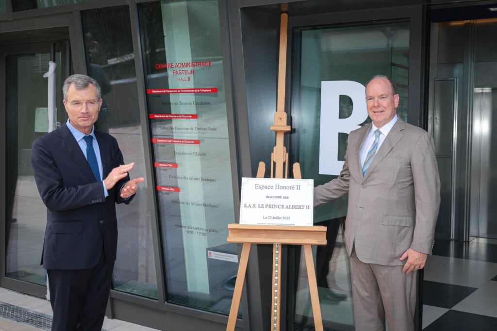 Le Prince Albert II et Christophe Mirmand, ministre d’Etat de la Principauté autour du chevalet présentant la plaque inaugurale © Direction de la Communication : Stephane Danna