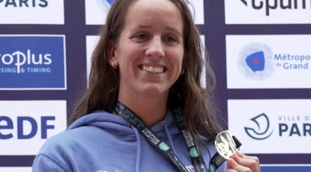 Lisa Pou sur le podium à Paris lors de la coupe d’Europe de natation en eau libre © European aquatics