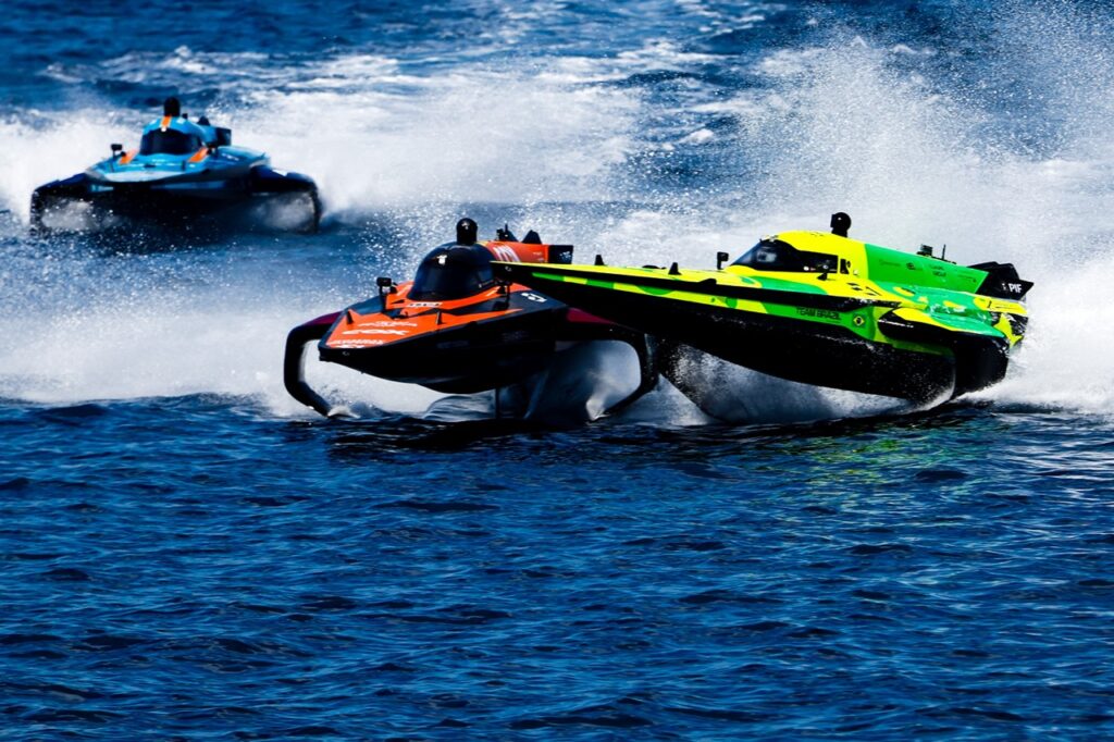 Le 18 juillet, lors des qualifications, le bateau de la Rafa Team, piloté par Tom Chiappe, a subi une collision avec celui de la Team Brazil © photo Luis Angel Gomez / SCAEvents