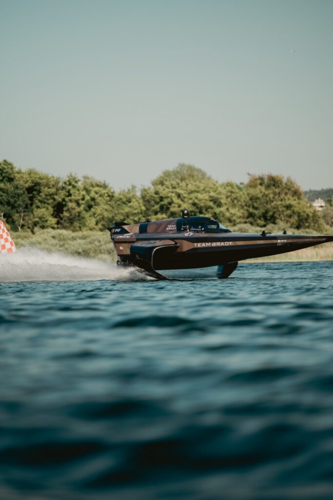 L'équipe Tom Brady à l'occasion d'une course sur le Lac Majeur en Italie © Birgit Dieryck / Spacesuit Media