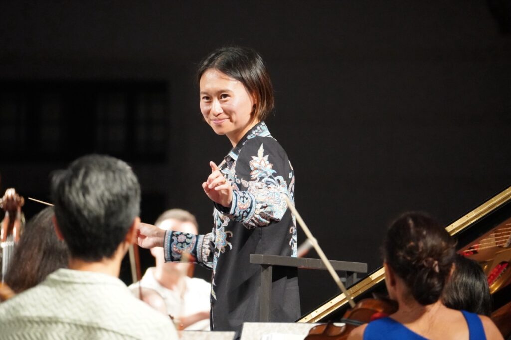 La cheffe d'orchestre reprend plusieurs mesures avec les musiciens © Benjamin Godart - Monaco Tribune