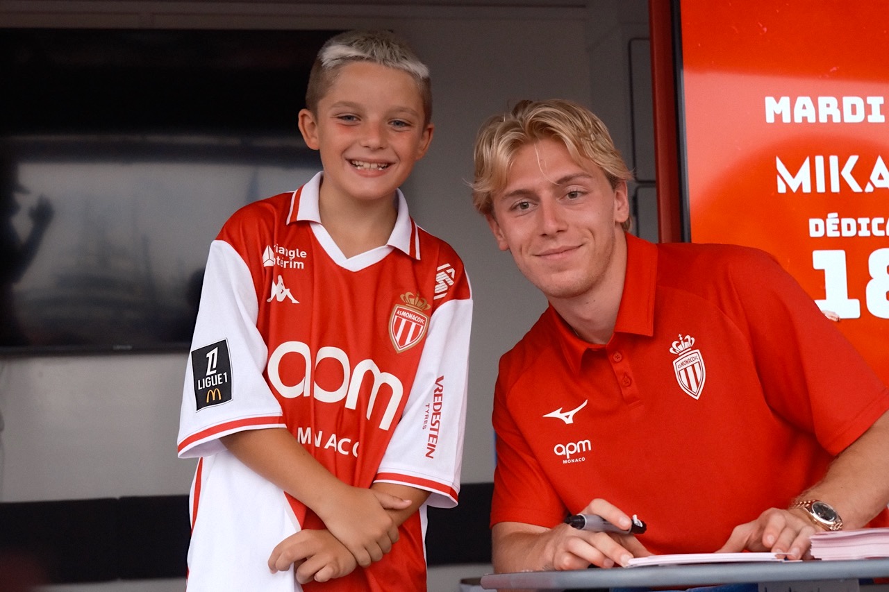 Mika Biereth, all smiles with fans at AS Monaco Village