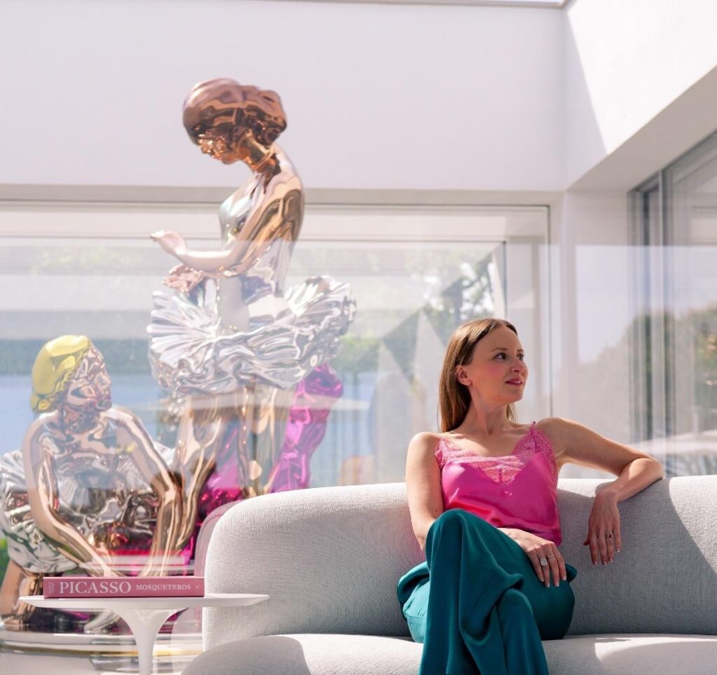 Alisa Mamonova devant une sculpture de la série Ballerinas de Jeff Koons, issu d'une collection privée à la Villa Agapé à Saint-Tropez © Kiri Huhtanen