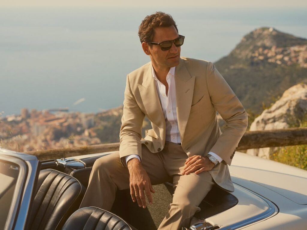 Monaco en arrière-plan, voiture vintage, lunettes de soleil et costume clair : tous les éléments du vintage chic se complètent © RF - Oliver Peoples