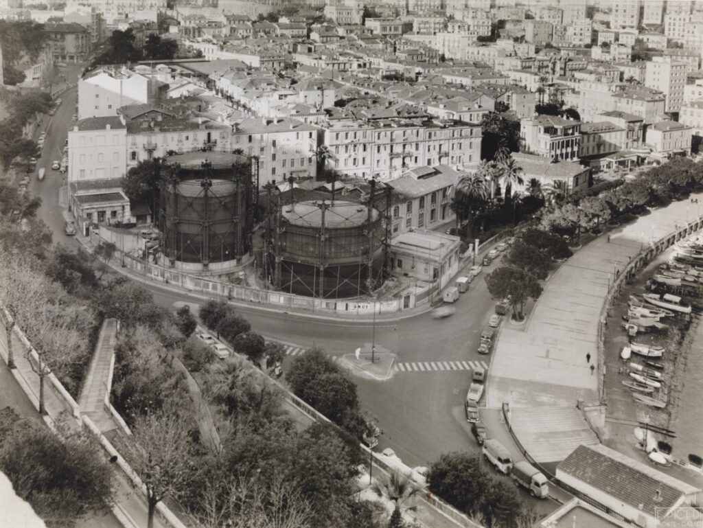 Vue en plongée sur les gazomètres, prise depuis le Rocher en 1961 © Fausto Picedi - IAM